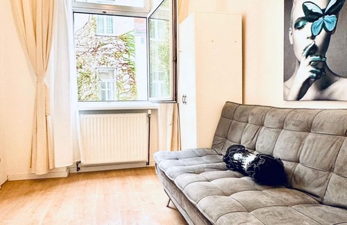 Rudolfsheim-Funfhaus Apartment | 5BR Apt. Ideal for Groups; 7- Min to Westbahnhof