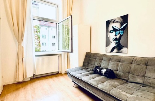 Rudolfsheim-Funfhaus Apartment | 5BR Apt. Ideal for Groups; 7- Min to Westbahnhof