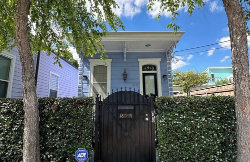 West Riverside House | 5BR Beautifully Restored Historic New Orleans Home-Privacy Gate & Screened Porch