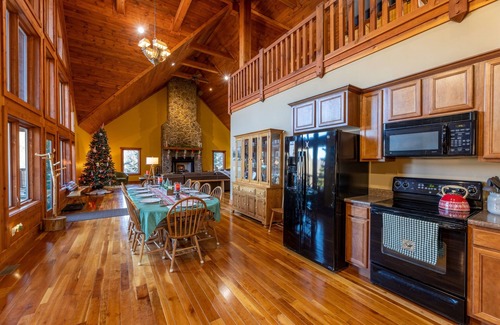 Slaty Fork Cabin | 5BR Chalet | Hot Tub Fire Pit Fall Retreat 3 Kings
