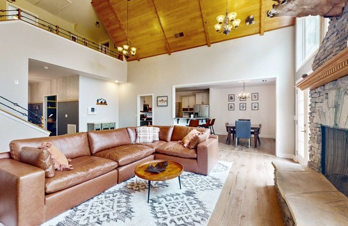 Sylva House | 5BR Charming home with Hot tub, Game room and Front Deck