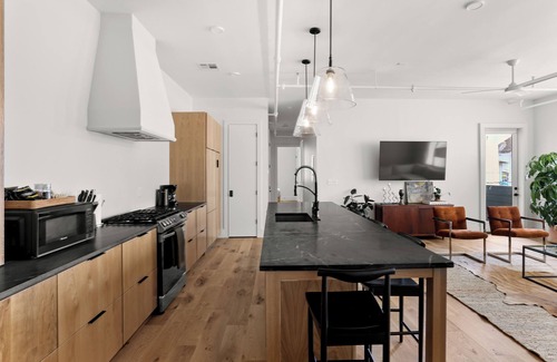 Lower Garden District House | 5BR City Loft - Atop Natural Wine Bar! Steps to Downtown & Magazine!