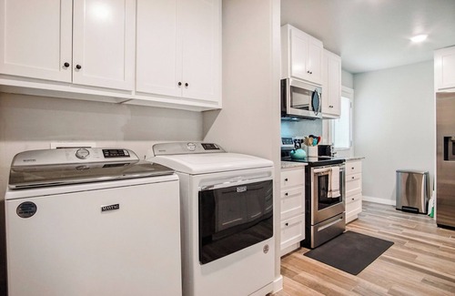 Central Oklahoma City House | 5BR Ensuite Baths | Near Lake Hefner | Hot tub, Kitchen, Laundry #CO