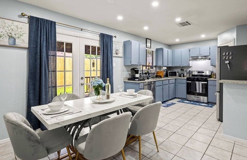 Copperfield House | 5BR/Game Room/Hot Tub/Big Yard/Sleeps 16/15 min DT