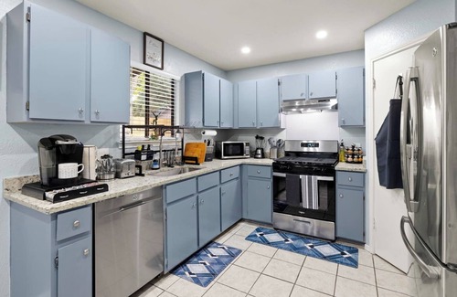 Copperfield House | 5BR/Game Room/Hot Tub/Big Yard/Sleeps 16/15 min DT