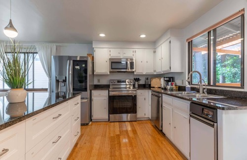 Grass Lawn House | 5BR Gem, Walk to Microsoft and Near Redmond DT