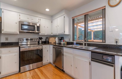 Grass Lawn House | 5BR Gem, Walk to Microsoft and Near Redmond DT