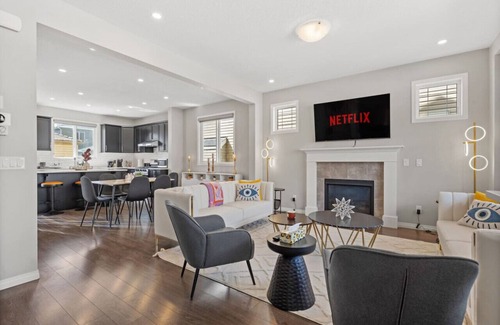 Calgary House | 5BR House » King Bed » AC » Pool Table » Garage
