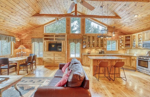 Whitefish House | 5BR House sleeps 14-SKI 25 mins, Grill, Firepit , Pets, near Glacier Park! A+