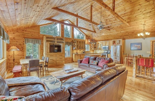 Whitefish House | 5BR House sleeps 14-SKI 25 mins, Grill, Firepit , Pets, near Glacier Park! A+