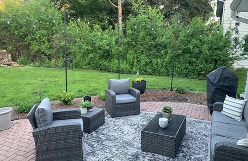 Allouez House | 5br minutes to Lambeau w/WiFi, Grill & Firepit - Walk to stores & restaurants
