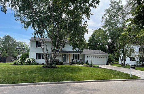 Allouez House | 5br minutes to Lambeau w/WiFi, Grill & Firepit - Walk to stores & restaurants