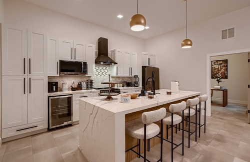 Seminole Villa | 5BR Modern Pool Villa with Billiards Arcade and Sauna