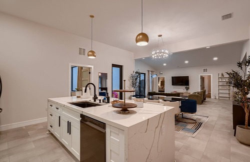 Seminole Villa | 5BR Modern Pool Villa with Billiards Arcade and Sauna