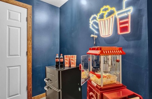 East Stroudsburg House | 5BR | Movie Theater+Poker+Arcade+Fire Pit+Jacuzzi