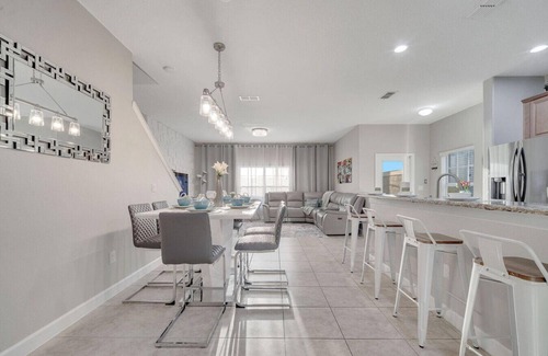 Historic Downtown Kissimmee Apartment | 5BR Paradise Palms Townhome, POOL, by Disney