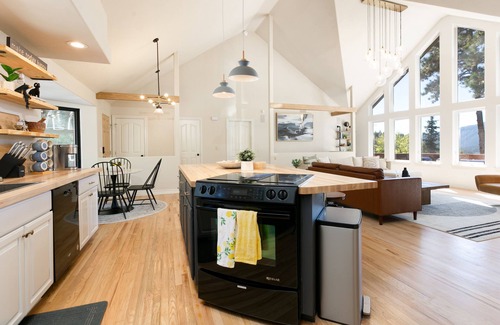 Woodland Park House | 5BR Pikes Peak Estate View- Fire Pit & Hot Tub