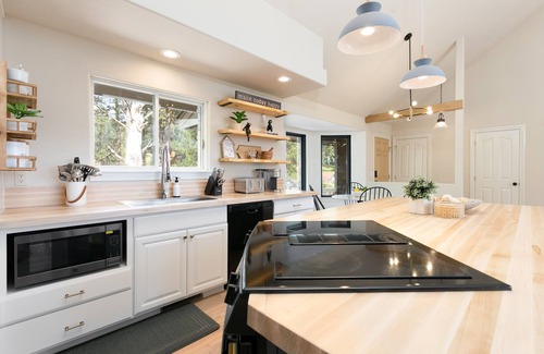 Woodland Park House | 5BR Pikes Peak Estate View- Fire Pit & Hot Tub