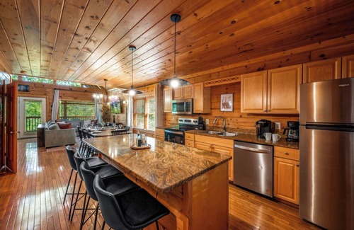 Pigeon Forge Cabin | 5BR Smoky Mtn Retreat: Pool, Hot Tub, GameRoom & Views
