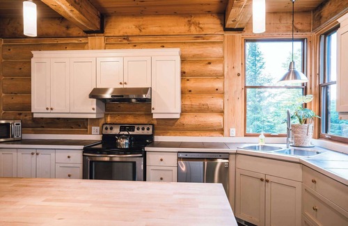 Lac Superieur Village Ski Chalet | 5BR Tremblant Chalet | A/C, Firepit & Lake View