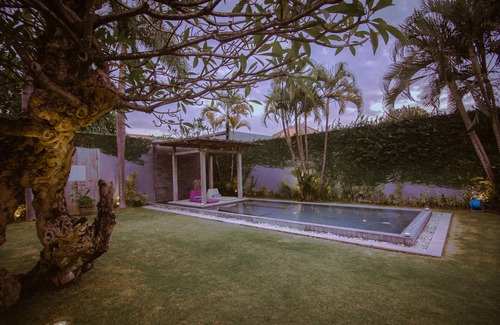 Seminyak Villa | 5BR Tropical Garden Villa In Central Seminyak - Romantic View!