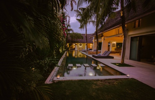 Seminyak Villa | 5BR Tropical Garden Villa In Central Seminyak - Romantic View!