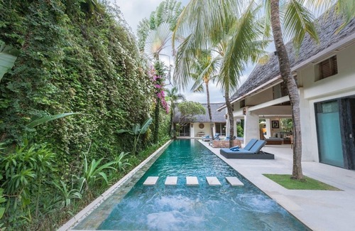Seminyak Villa | 5BR Villa W/Tranquil Tropical Garden Located In Central Seminyak!