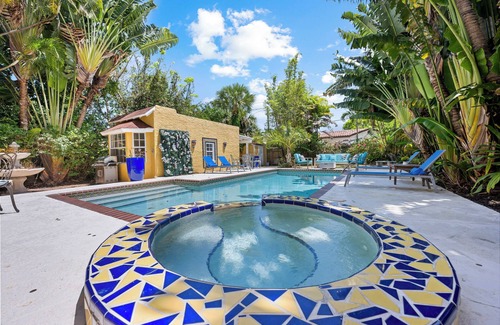 Old Northwood Villa | 5BR w/Heated Pool + Spa! 5 min to Palm Beach and Downtown!