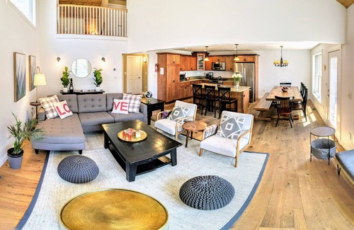 Lincoln House | 5BR White Mountain Condo with AC, Pools and Tennis