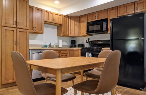 Lincoln House | 5BR White Mountain Condo with AC, Pools and Tennis