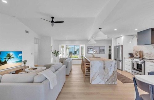 Palma Sola House | 5BR with New Heated Pool ! 6mi from AMI Beach & IMG Academy! Discount Fall Rates