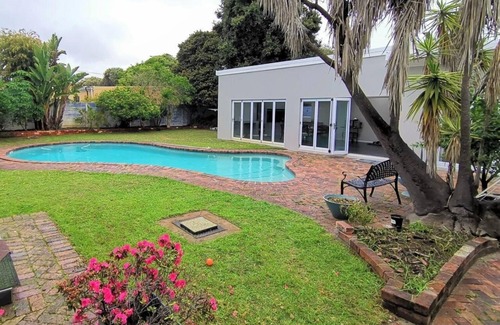 Cape Town Cottage | 5hrs back up power, Aircon, Uncapped & unlimted WIFI,5km from Blouberg beach.