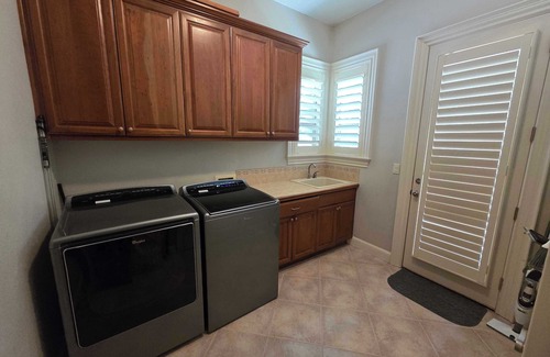 Sunnyside House | 5K SF Luxury Retreat Near PDX - Chef’s Kitchen, Theater, Sauna, on Mt. Scott