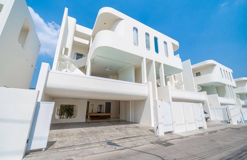 South Pattaya Villa | 5km to beach – pool villa with slide, karaoke & kitchen, perfect for family fun.