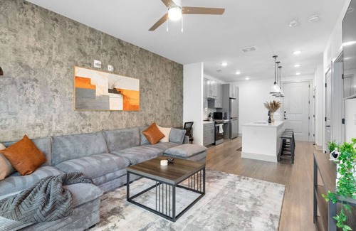 Haynes Area Apartment | 5min to Broadway | Pool | King Bed | Gym | Parking