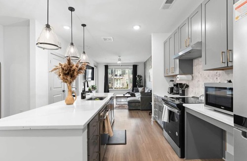 Haynes Area Apartment | 5min to Broadway | Pool | King Bed | Gym | Parking