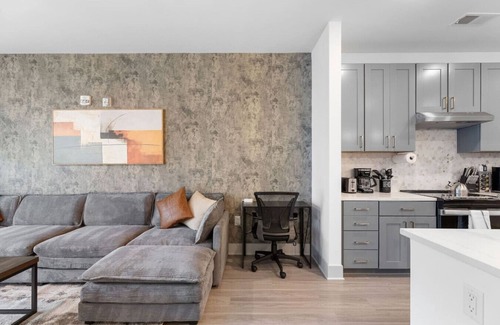 Haynes Area Apartment | 5min to Broadway | Pool | King Bed | Gym | Parking