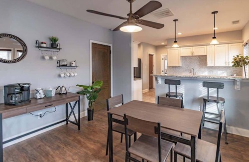 Rockford Apartment | 5min to DT | Pets | Free Parking | Smart TV | Desk
