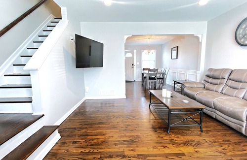Plymouth House | ★ 5min To Kellogg Park ★ Plymouth ★ Parking ★W/D★6