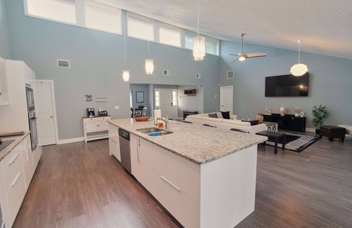 Florida Central Atlantic Coast House | 5min to Universal/Pool/Sleeps 8/Spacious Home/Open concept