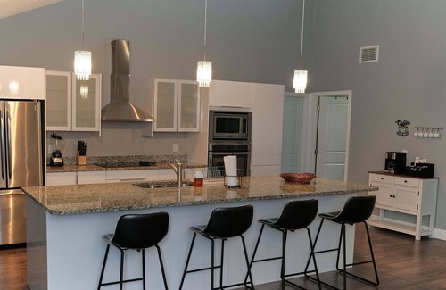 Florida Central Atlantic Coast House | 5min to Universal/Pool/Sleeps 8/Spacious Home/Open concept