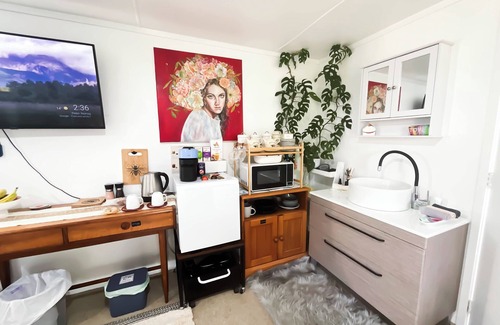 Tirohanga Apartment | 5min walk to BeachnBed & Breakfast Self Contained Studio with Bath, Pets welcome