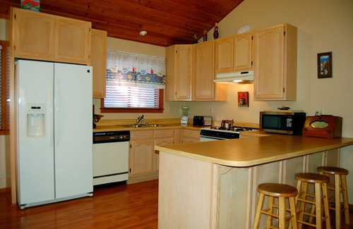 North Wawona Cabin | (5N) Edmond's Place at The Redwoods In Yosemite
