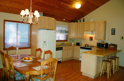 North Wawona Cabin | (5N) Edmond's Place at The Redwoods In Yosemite