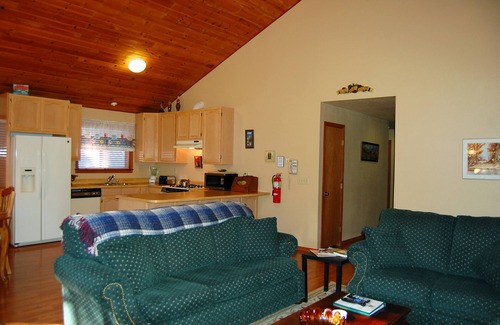 North Wawona Cabin | (5N) Edmond's Place at The Redwoods In Yosemite