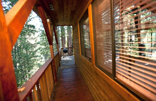 North Wawona Cabin | (5N) Edmond's Place at The Redwoods In Yosemite