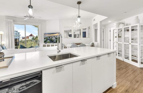 Baytowne Wharf Condo | 5th Floor Bahia Condo: Courtyard and Pool Views, King Bed at Sandestin Golf and Beach Resort!