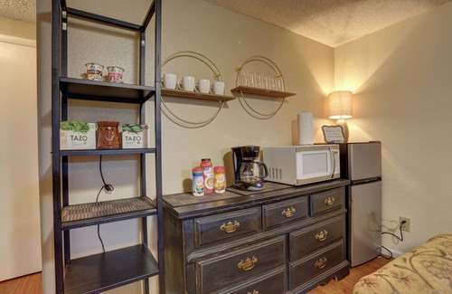 Rapid City Apartment | 5th St Hospitality King bd, close to hospital, downtown and driveway parking.