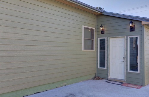 Rapid City Apartment | 5th St Hospitality King bd, close to hospital, downtown and driveway parking.