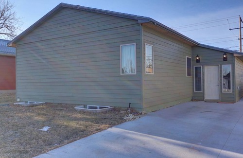 Rapid City Apartment | 5th St Hospitality King bd, close to hospital, downtown and driveway parking.